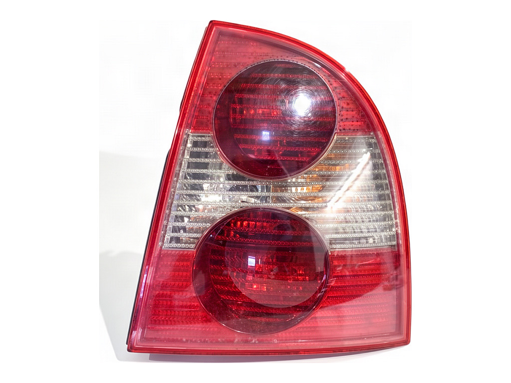 [STARK-945776] Piloto trasero derecho VW Passat B5.5 (3B3)