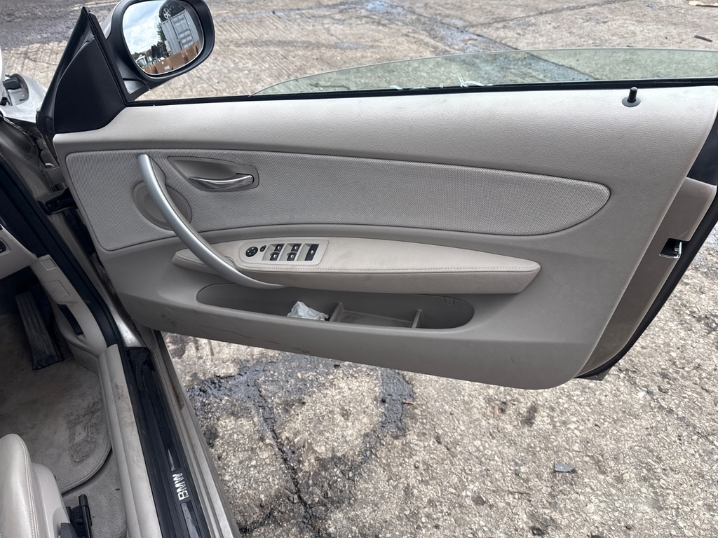 [EPE-125783] Panel interior de puerta delantera derecha BMW Serie 1 (2008-2013)
