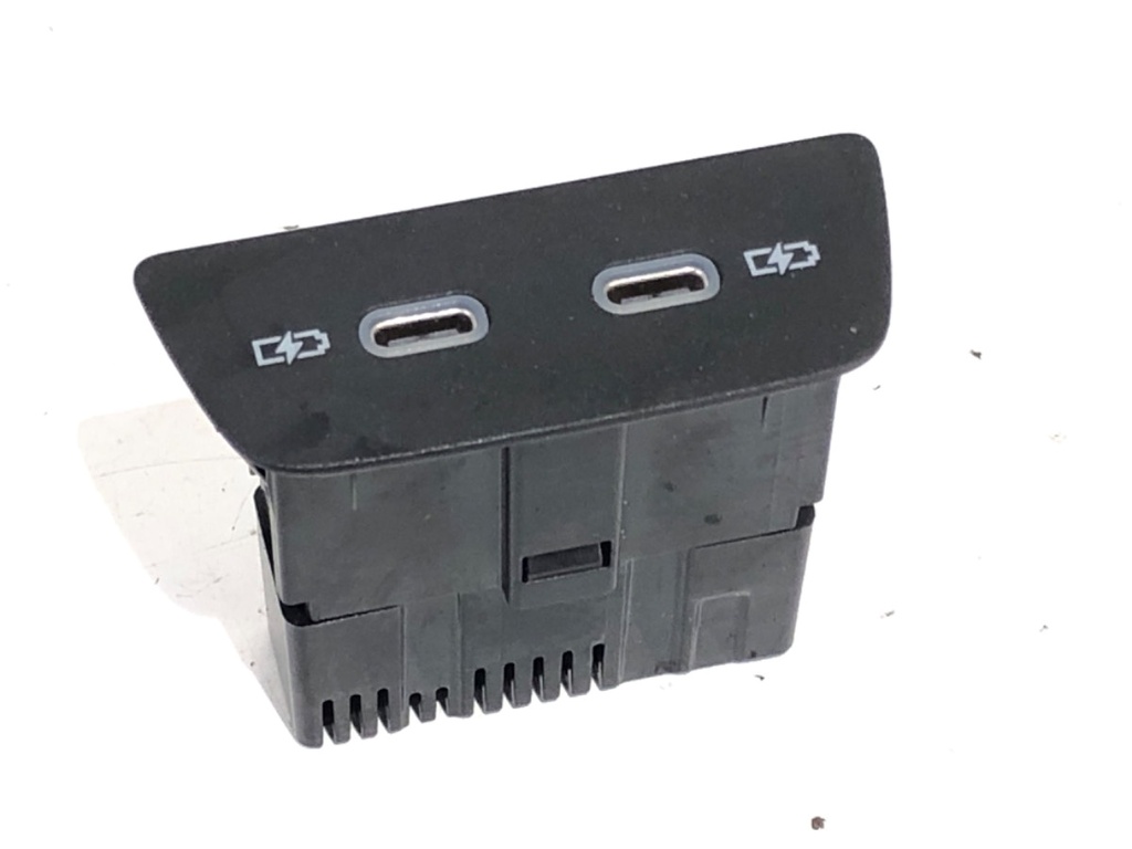 [STARK-735601] Puerto USB VW Golf VIII