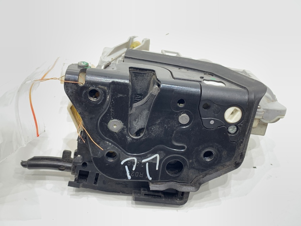 [STARK-739534] Cerradura de puerta delantera derecha SKODA SUPERB II (3T4)