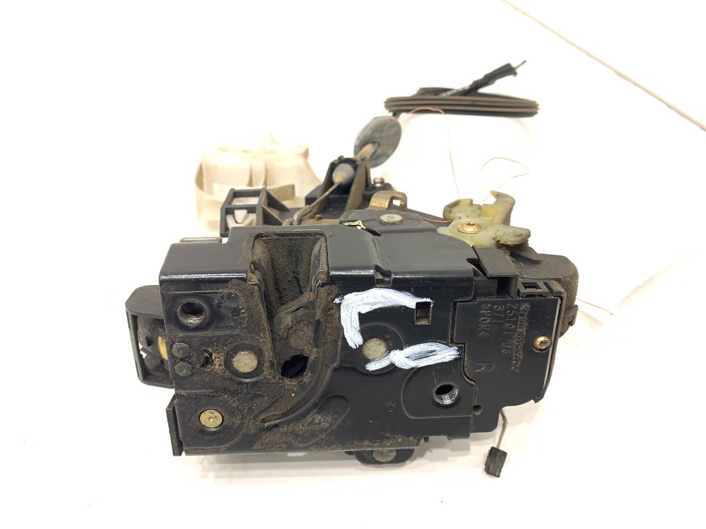 [STARK-761297] Cerradura de puerta delantera derecha VW CADDY III