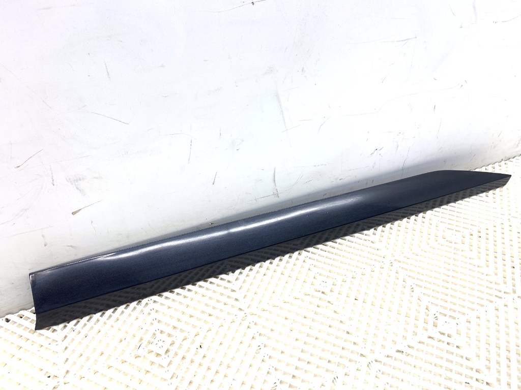 [STARK-857964] Moldura de puerta delantera derecha Skoda Superb III (3V3)