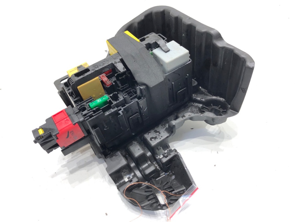 [STARK-876063] Caja de fusibles Peugeot 2008 I