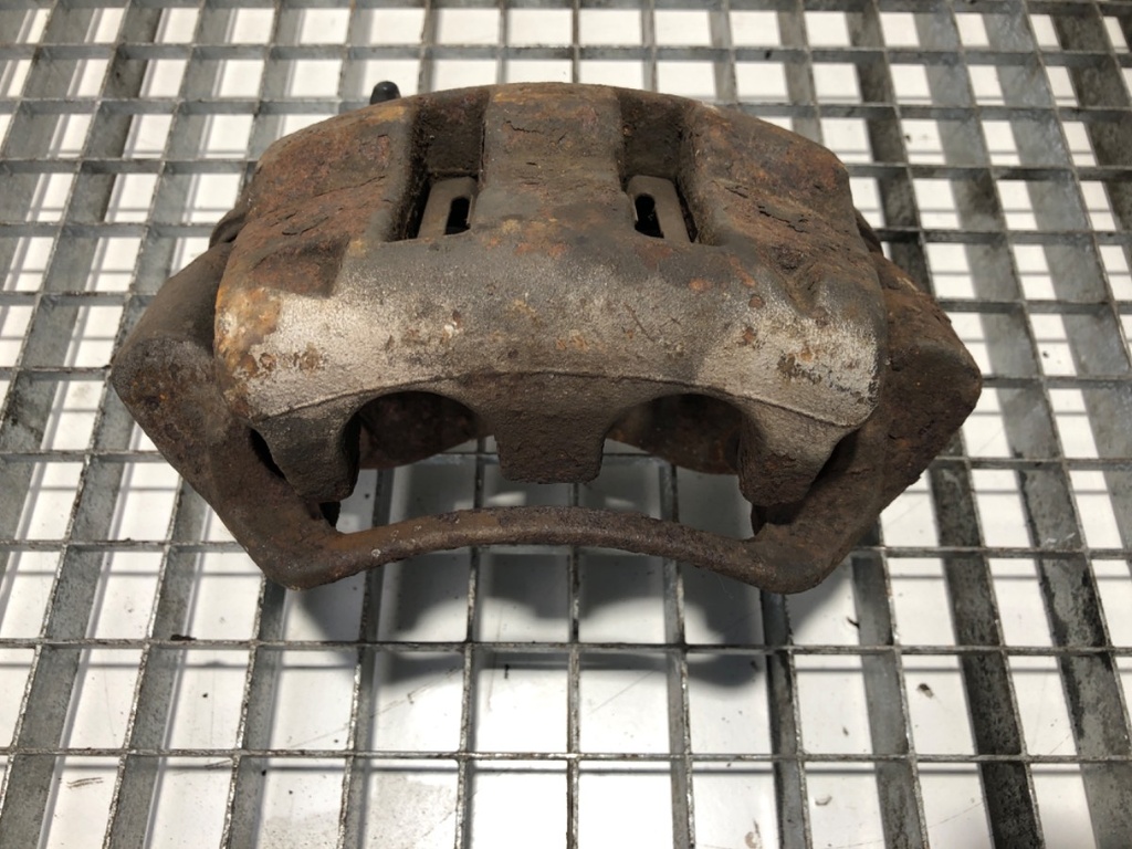[STARK-668831] Pinza de freno delantera derecha NISSAN INTERSTAR (X70)