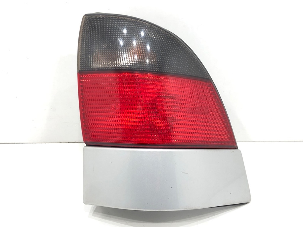 [STARK-687555] Piloto trasero derecho para Saab 9-5 Kombi (YS3E)