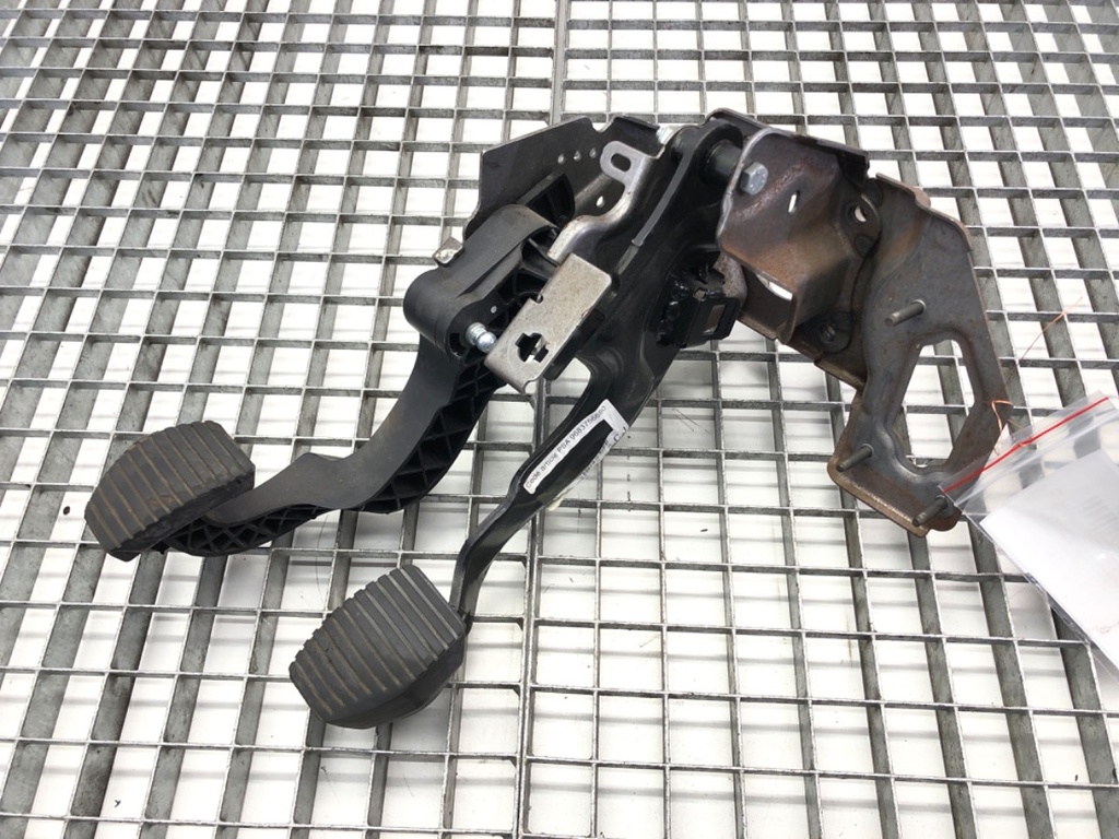 [STARK-587264] Juego de pedales Citroen DS3 (SA_)