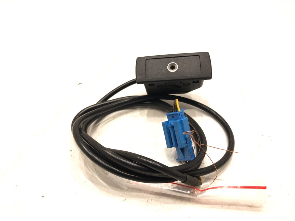 [STARK-597107] Puerto USB Mercedes-Benz Clase B (W246, W242)