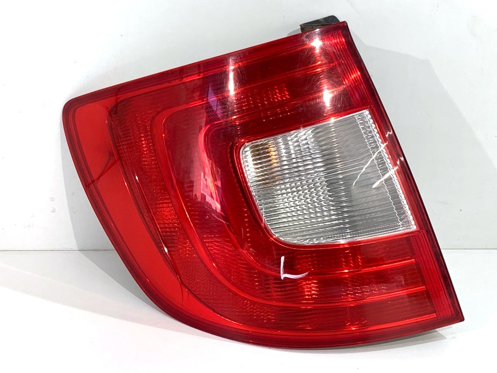[STARK-905475] Piloto trasero izquierdo SKODA SUPERB II Kombi (3T5) 2.0 TDI 2009-2010