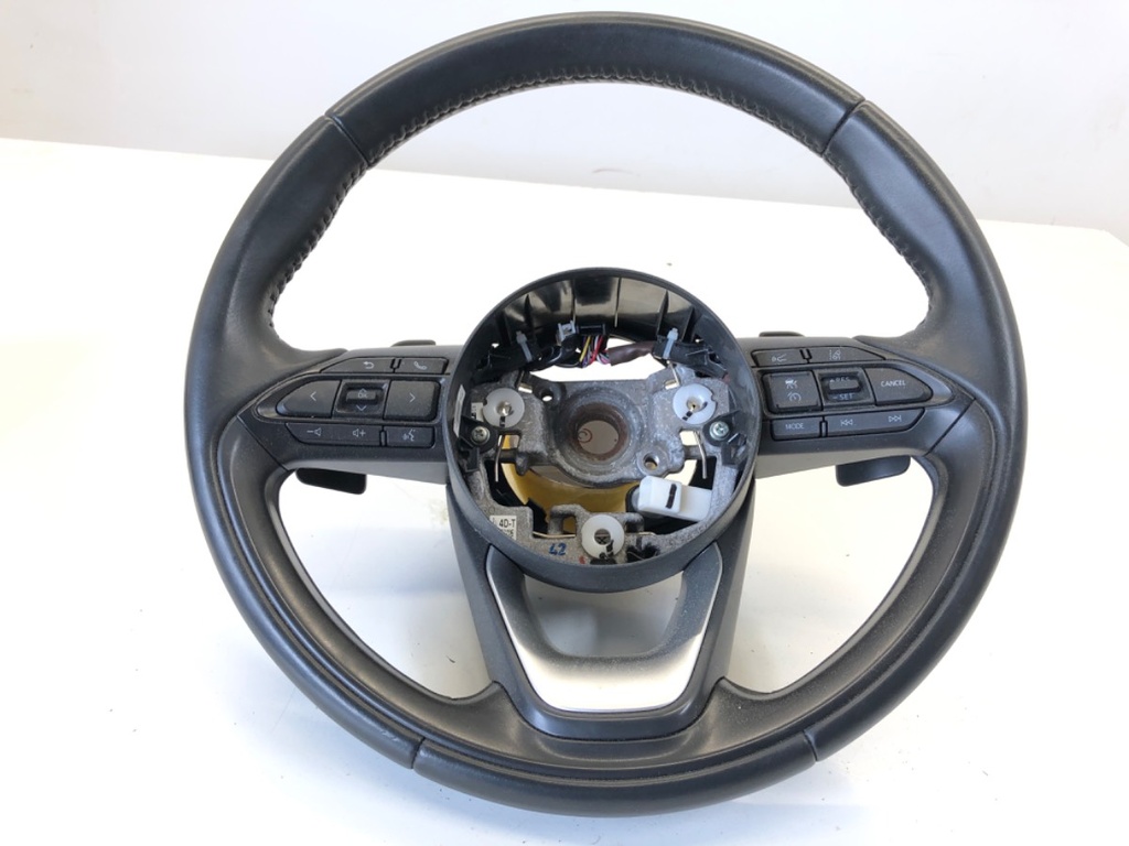 [STARK-886708] Volante Toyota Yaris Cross (MXP_) 1.5 92 kW 2020-2022