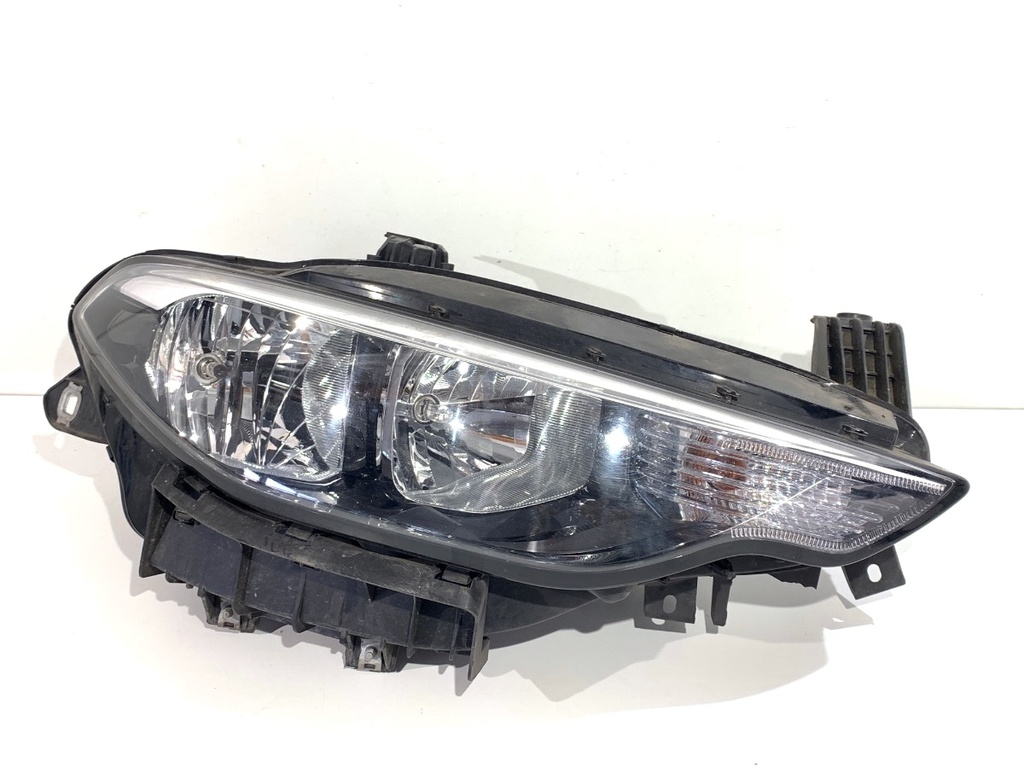 [STARK-824388] Faro delantero derecho Fiat Tipo sedan (356_)
