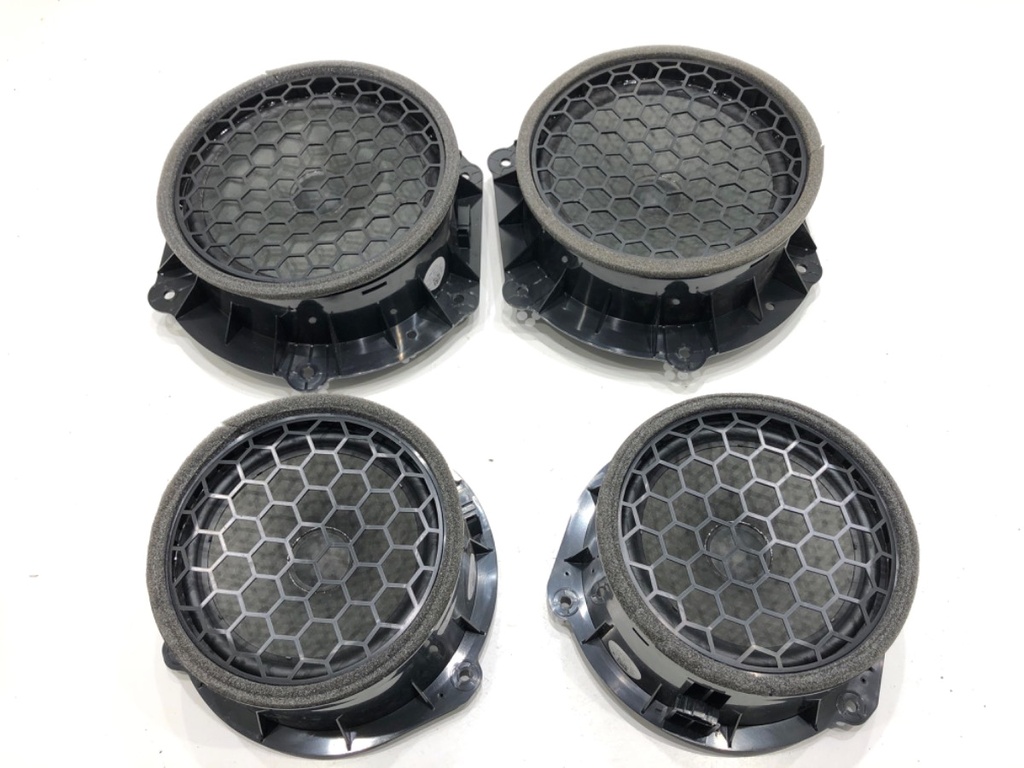 [STARK-798145] Juego de altavoces para Audi Q8 (4MN)