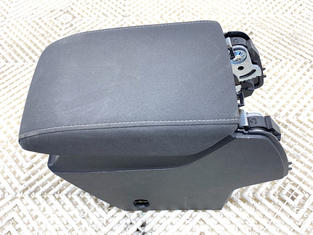 [STARK-735557] Reposabrazos VW Golf VIII (CD1)