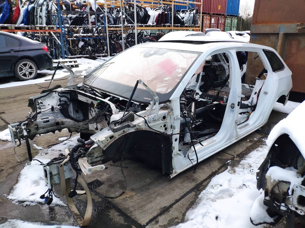 [STARK-842046] Panel lateral trasero Skoda Superb III Kombi 3V5