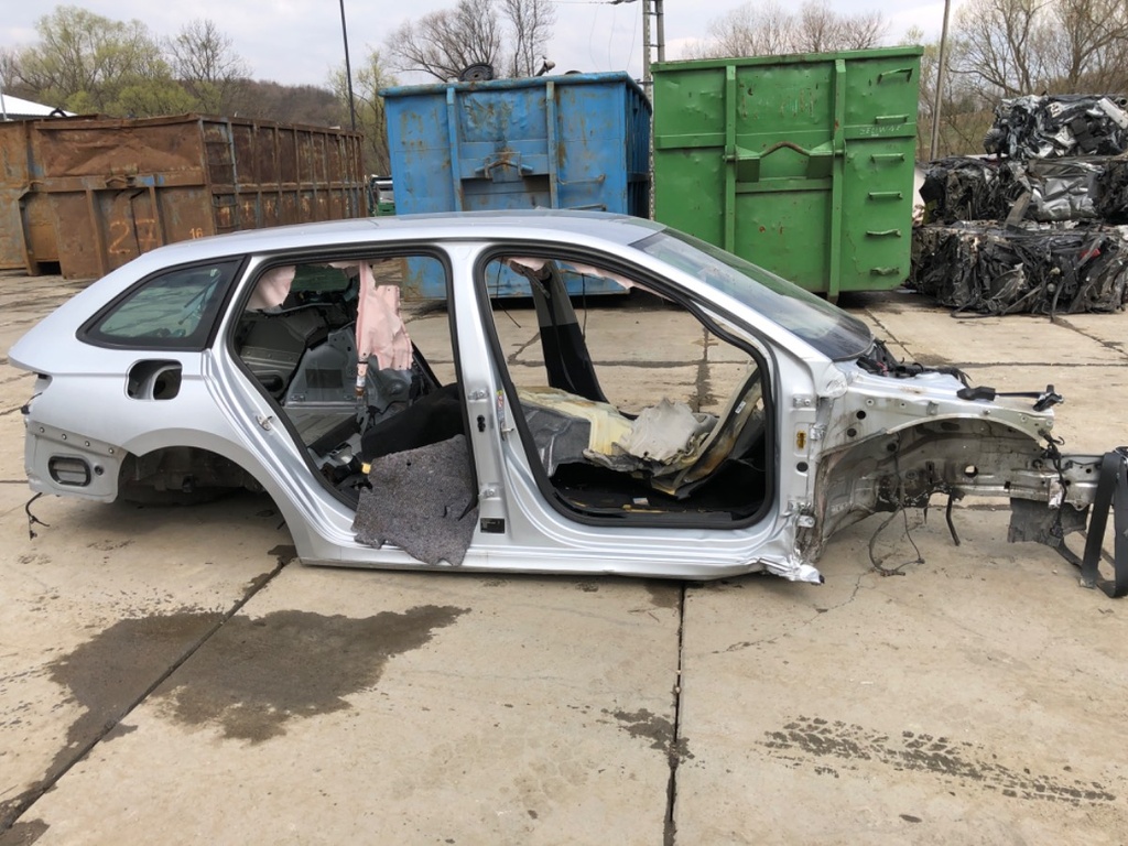 [STARK-849380] Panel lateral trasero SKODA OCTAVIA IV Combi (NX5)