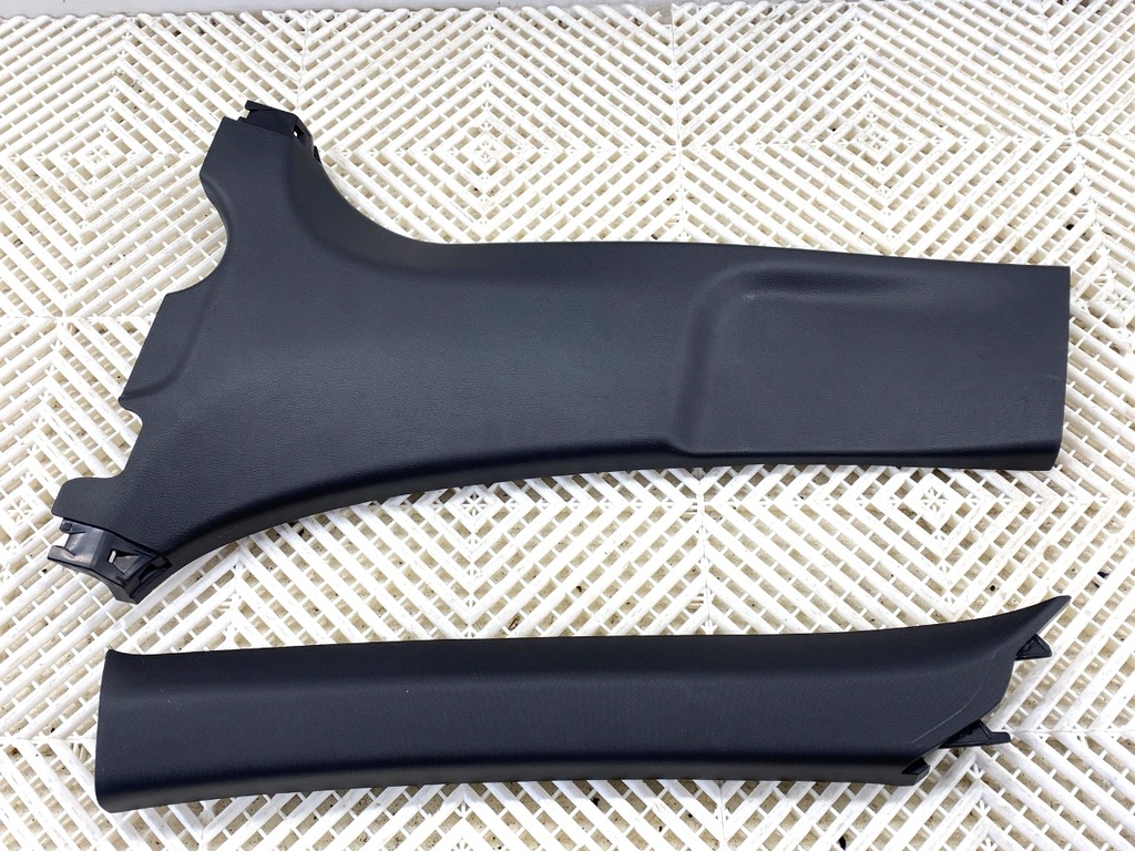 [STARK-829312] Moldura de pilar izquierdo LEXUS LBX
