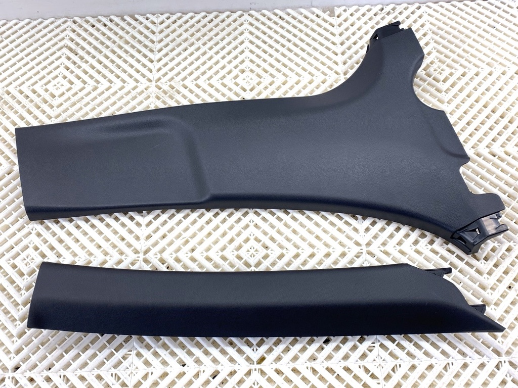 [STARK-829313] Moldura de pilar derecho Lexus LBX