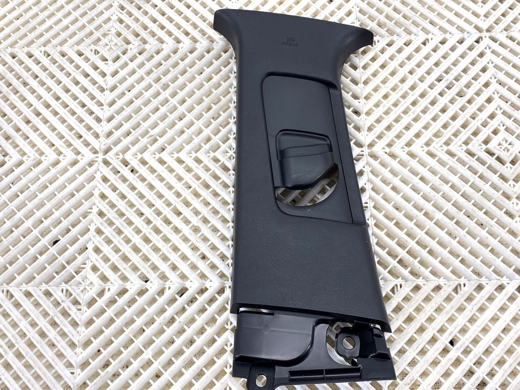 [STARK-829321] Moldura de pilar izquierdo Lexus LBX