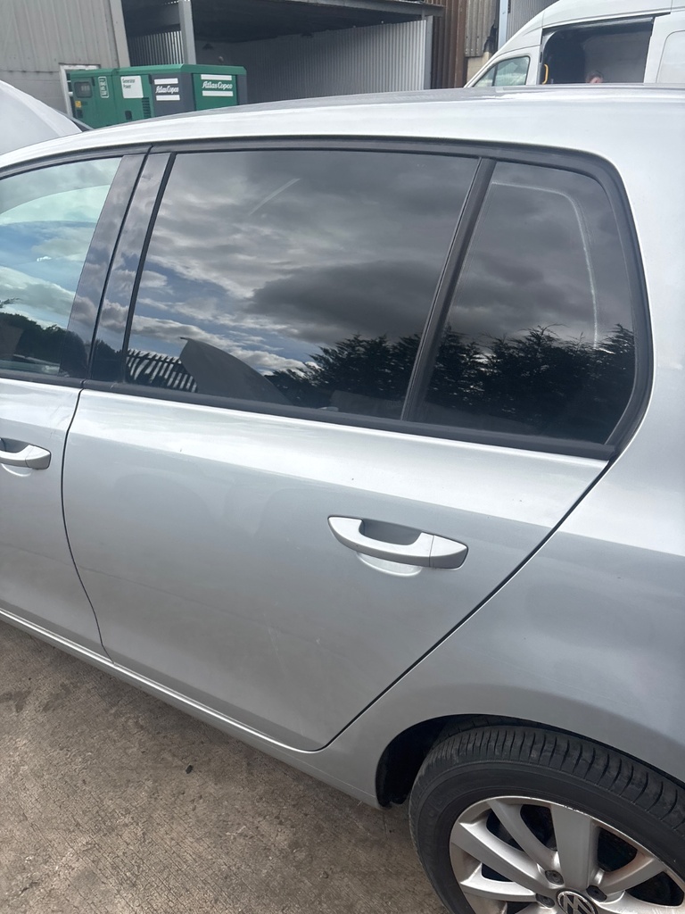 [EPE-126915] Puerta trasera izquierda VW Golf 2009-2012