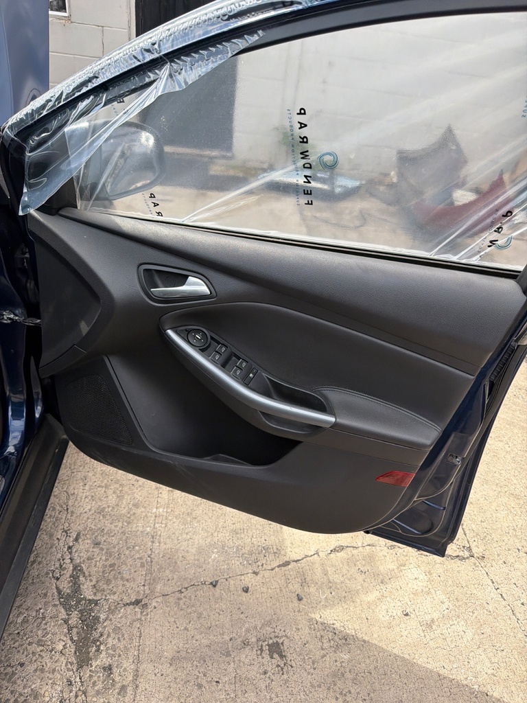 [EPE-126033] Panel interior de puerta delantera derecha Ford Focus