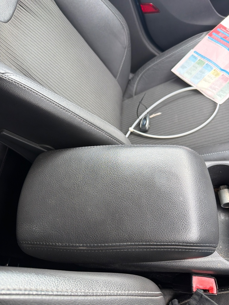 [EPE-126047] Reposabrazos de consola central Ford Focus 2011