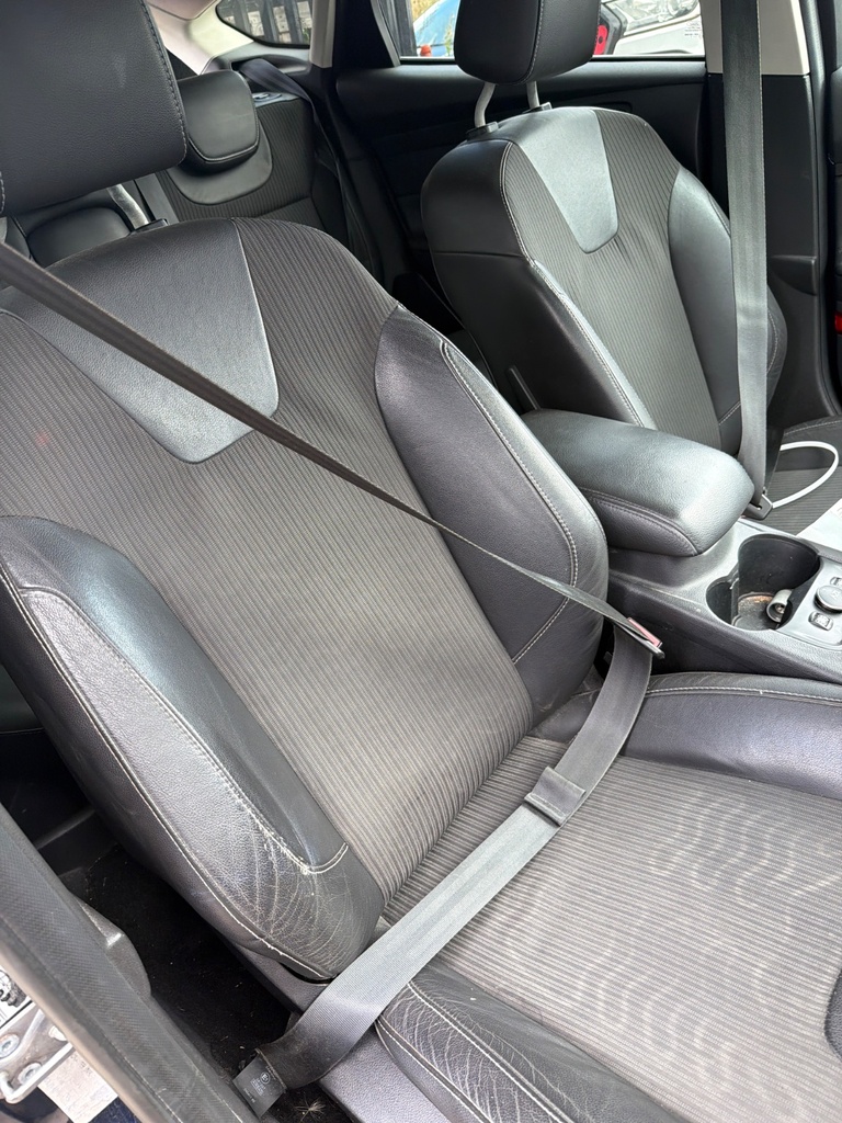 [EPE-126056] Pretensor cinturón seguridad delantero derecho Ford Focus 2011