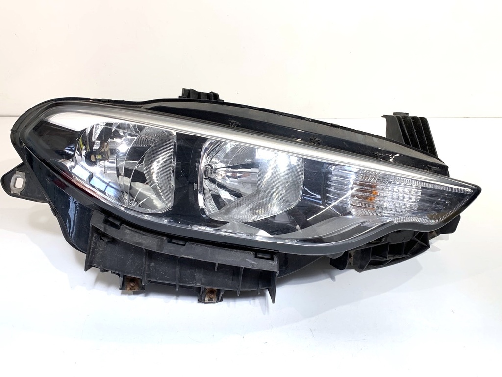 [STARK-910531] Faro delantero derecho FIAT Tipo sedán (356_) 2015-2022