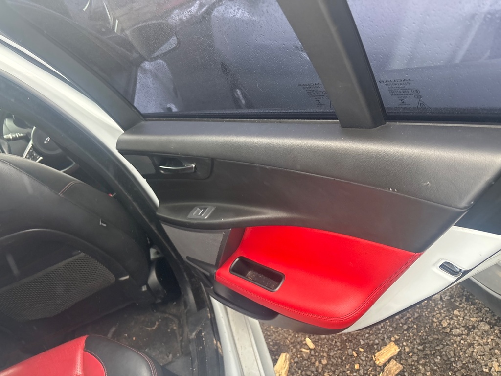 [EPE-126528] Panel de puerta Jaguar XE 2015