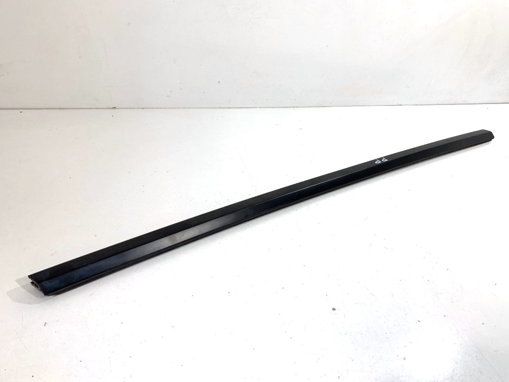 [STARK-879431] Junquillo de puerta delantera derecha Tesla Model Y