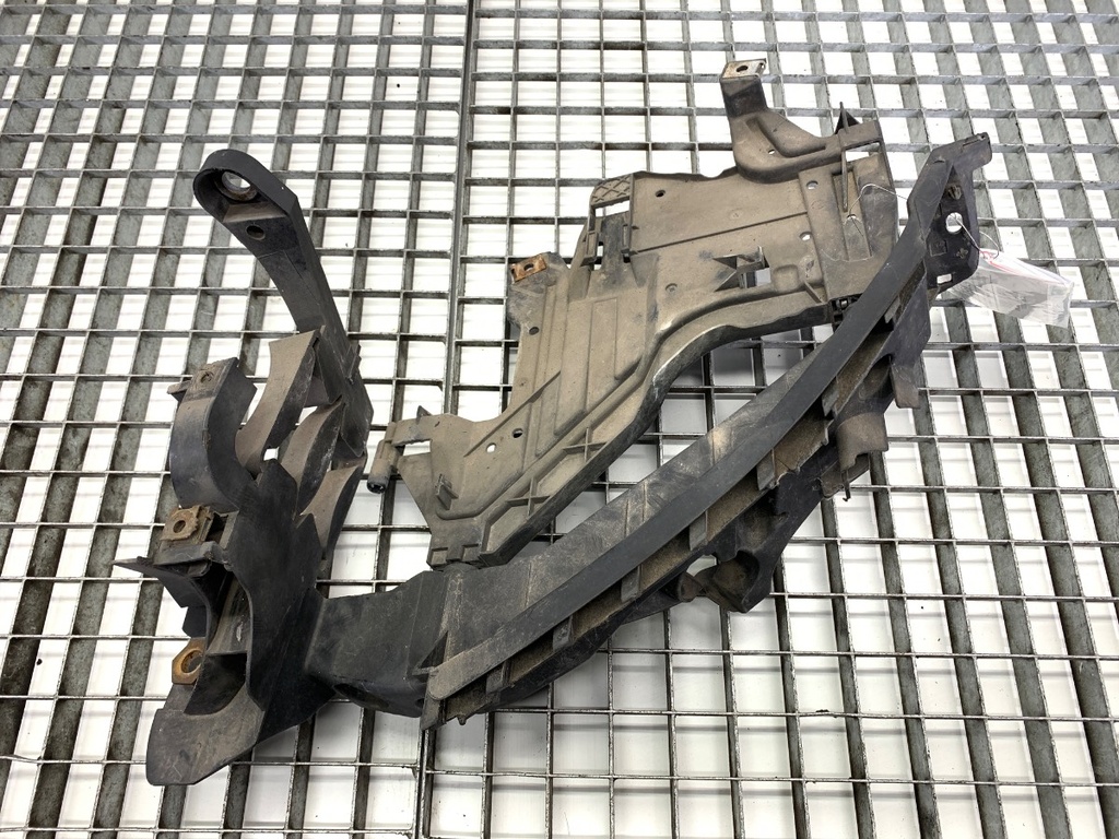 [STARK-793914] Guía de parachoques delantero izquierdo Audi A4 B8