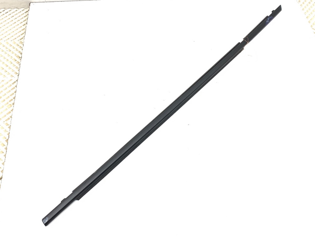 [STARK-829309] Junquillo puerta delantero izquierdo Lexus LBX