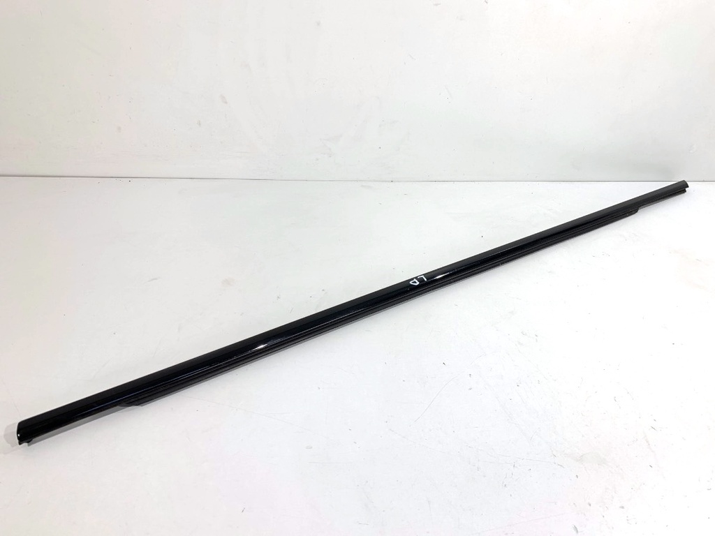 [STARK-829906] Moldura de puerta delantera izquierda Volvo S90 II