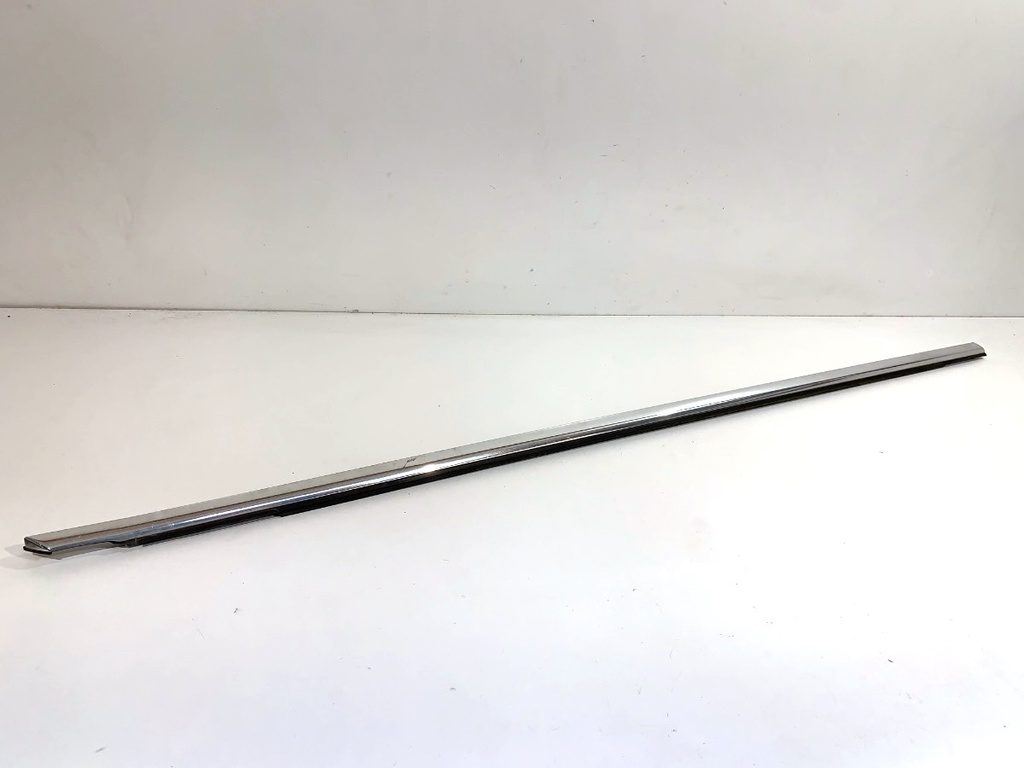 [STARK-873358] Moldura de puerta delantera derecha Audi A4 Allroad B9