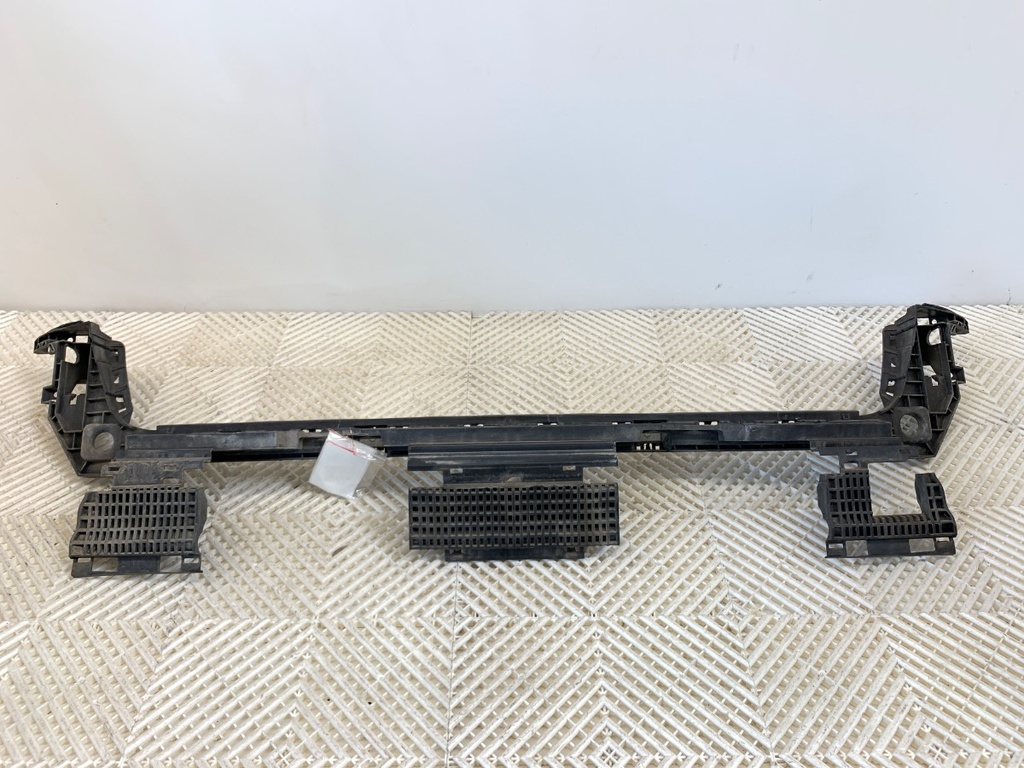 [STARK-873349] Guía de parachoques trasero central Audi A4 Allroad B9