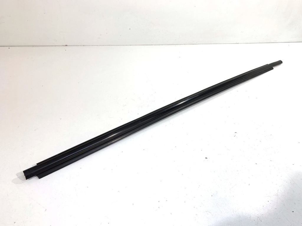 [STARK-886635] Moldura de puerta delantera derecha Toyota Auris