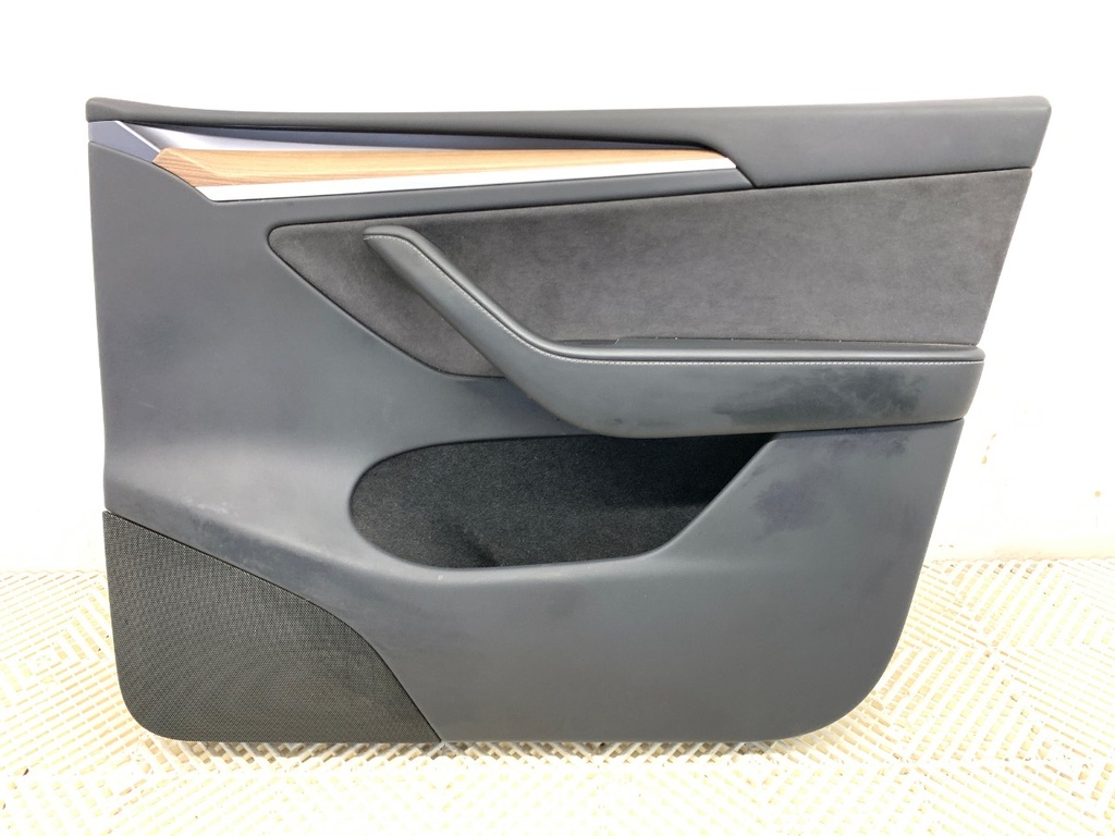 [STARK-878923] Panel de puerta delantero derecho Tesla Model Y (5YJY) 2019-2022