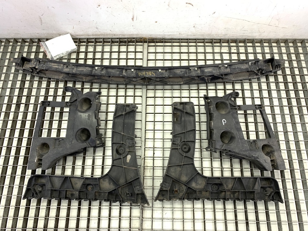 [STARK-701784] Guía de parachoques trasero central Audi A6 C7