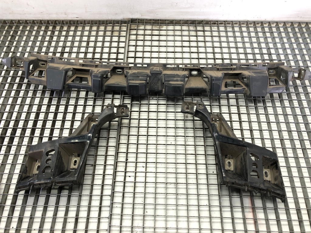 [STARK-812961] Guía de parachoques trasero central Mercedes-Benz GLE (W166)