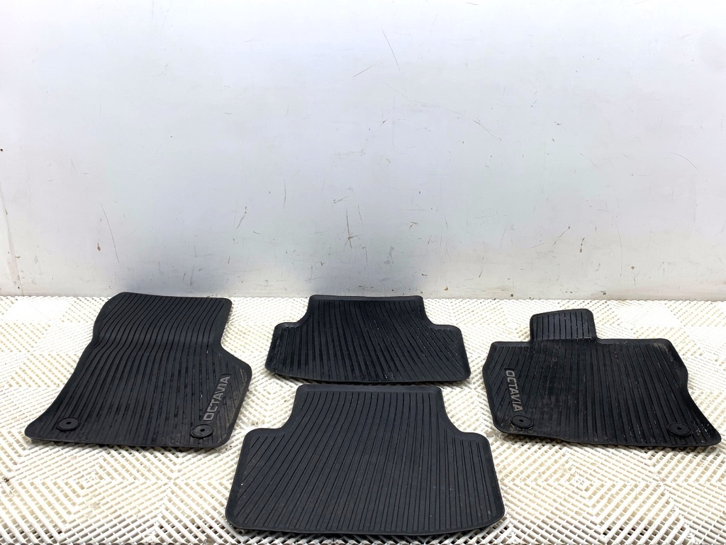 [STARK-883794] Juego de alfombrillas Skoda Octavia IV (NX3, NN3)
