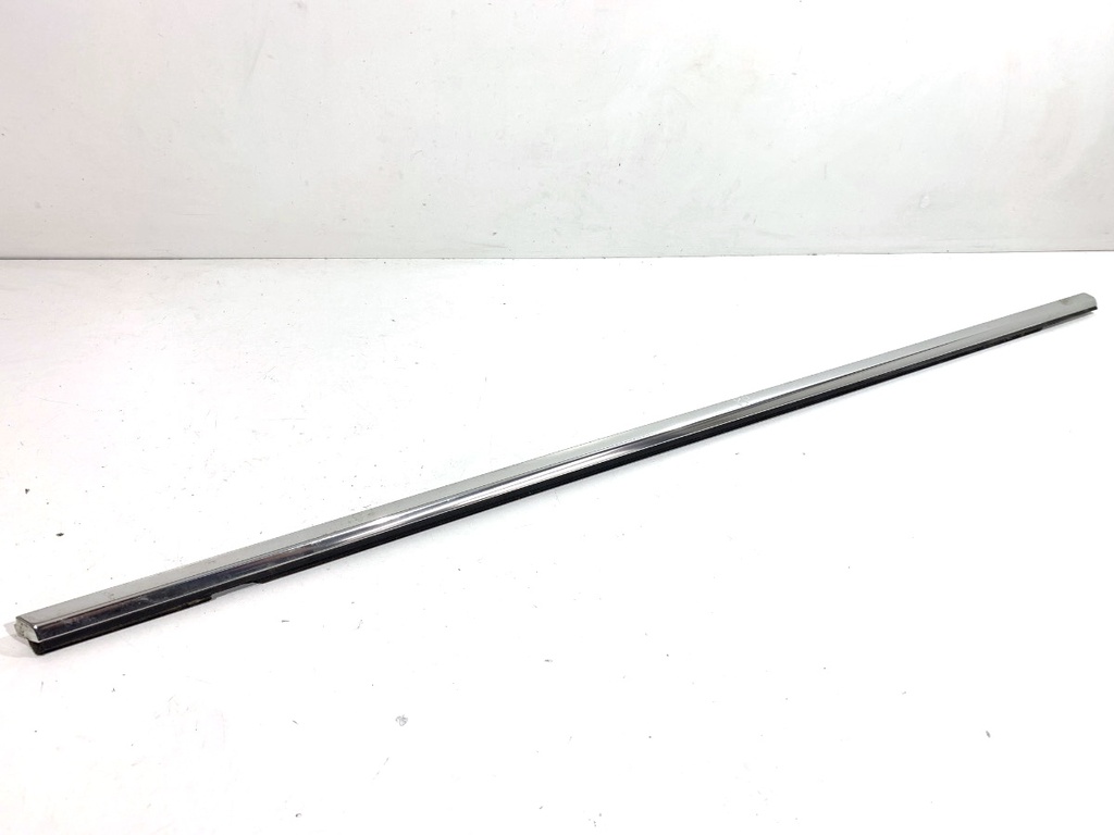 [STARK-811577] Moldura de puerta delantera derecha VW Touran (5T1)