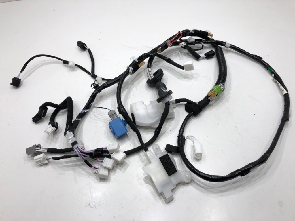 [STARK-829307] Instalación eléctrica portón trasero Lexus LBX