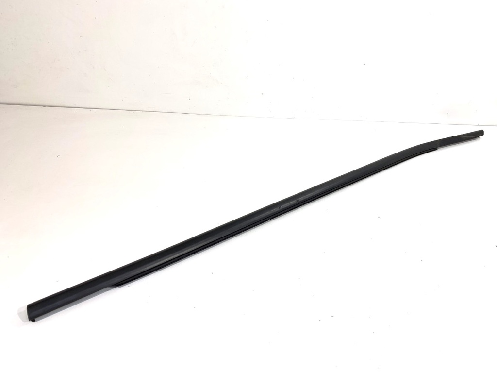 [STARK-847128] Moldura de puerta delantera izquierda Skoda Octavia IV