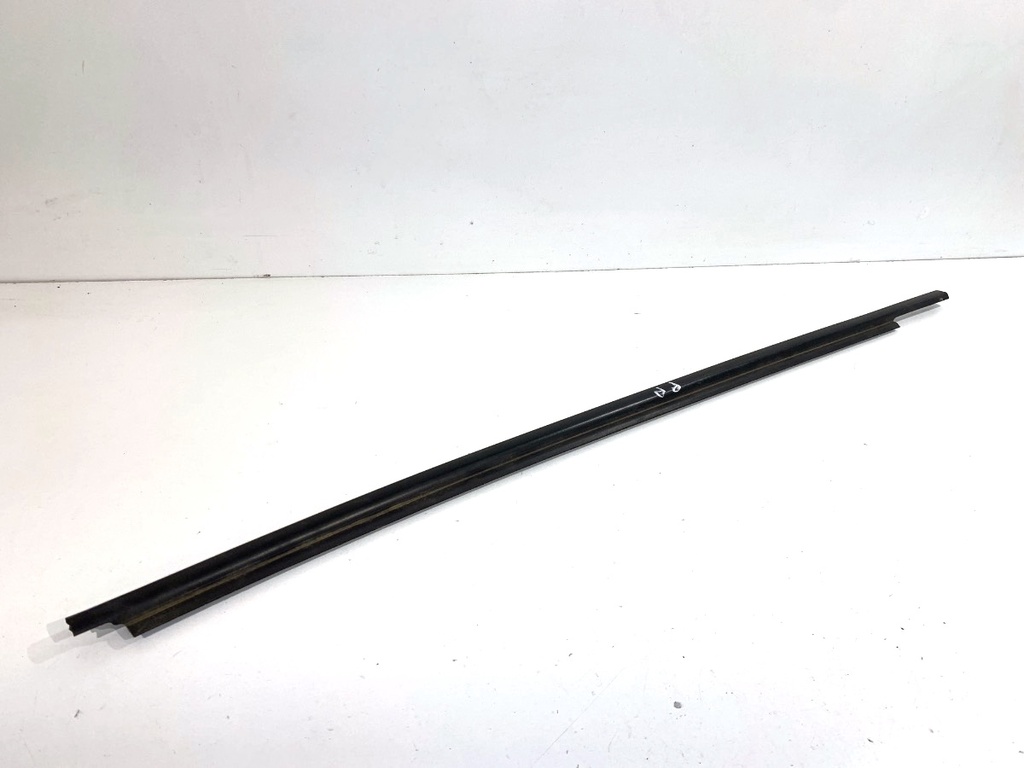 [STARK-886734] Moldura vierteaguas puerta delantera derecha Toyota Yaris Cross