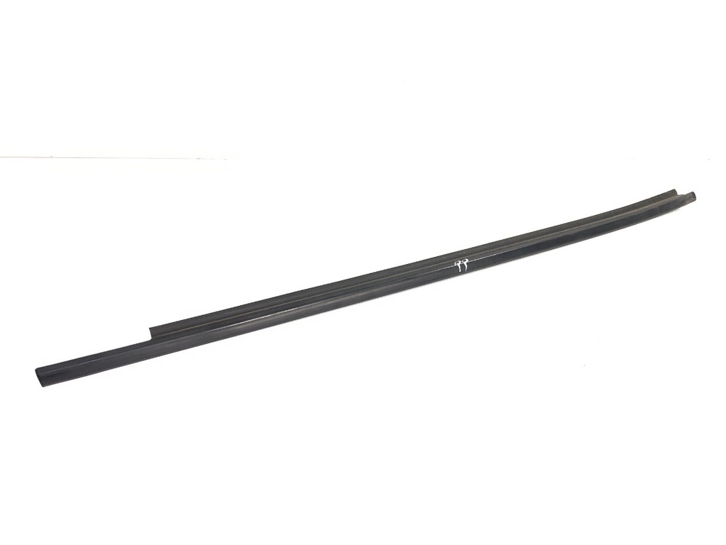 [STARK-907386] Moldura de puerta delantera derecha Toyota Yaris Cross