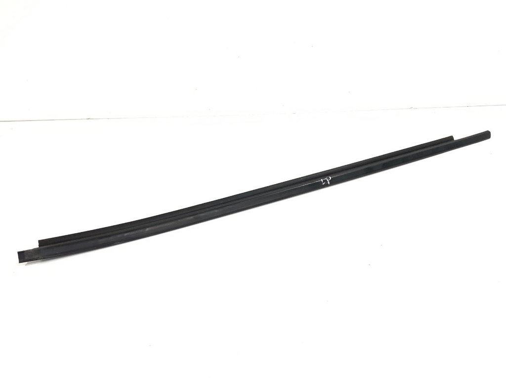 [STARK-907387] Moldura de puerta delantera izquierda Toyota Yaris Cross