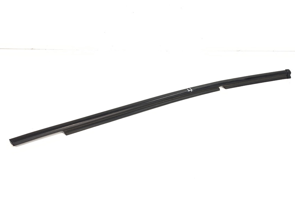 [STARK-907388] Moldura de puerta trasera derecha Toyota Yaris Cross
