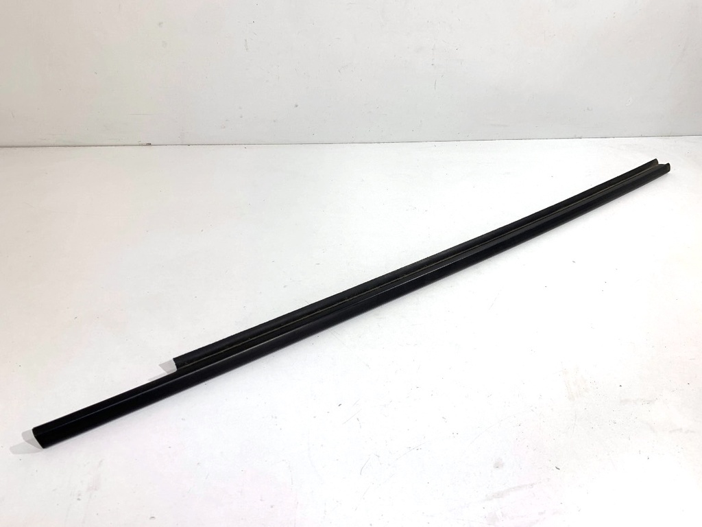 [STARK-874547] Moldura de puerta delantera derecha Toyota Yaris