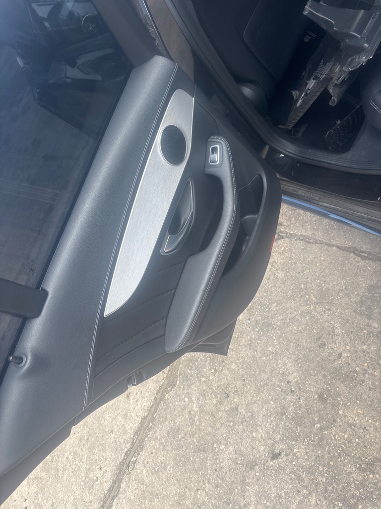 [EPE-128304] Panel de puerta Mercedes-Benz Clase C (2014-2018)