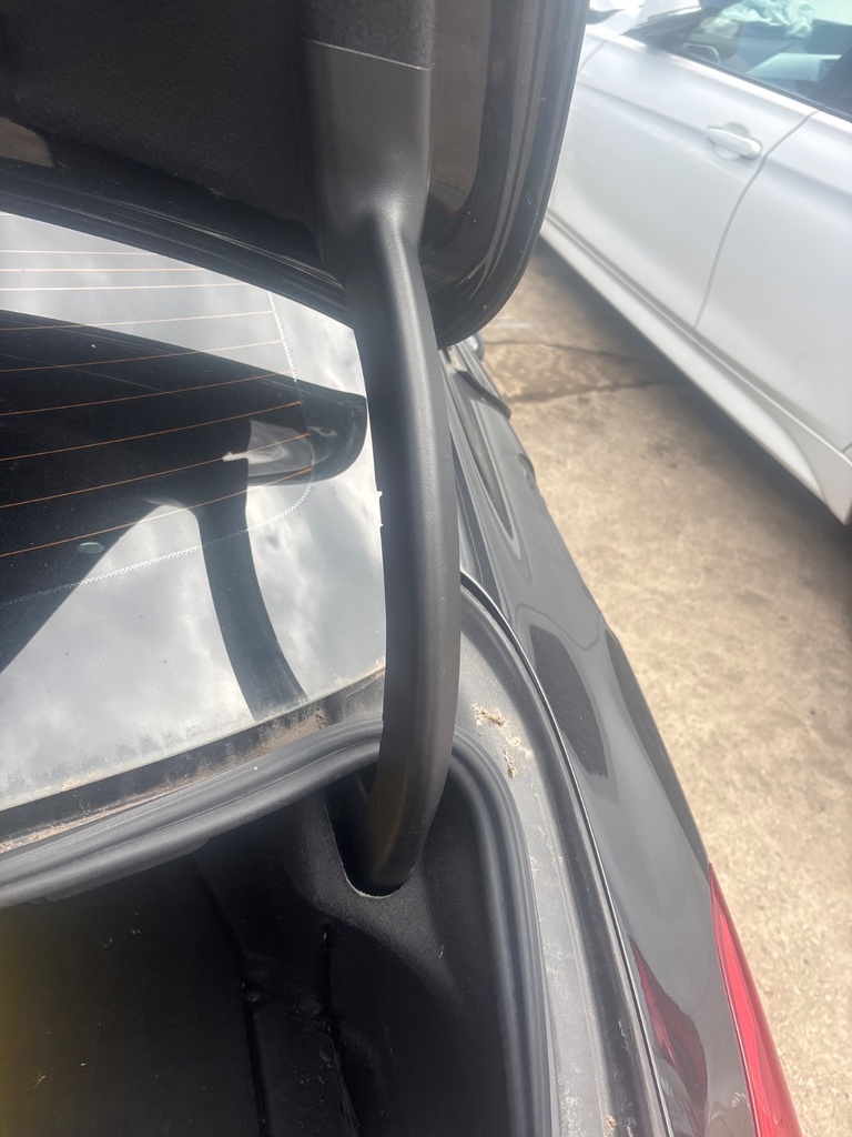 [EPE-128302] Bisagra de portón trasero derecha Mercedes-Benz C-Class 2015