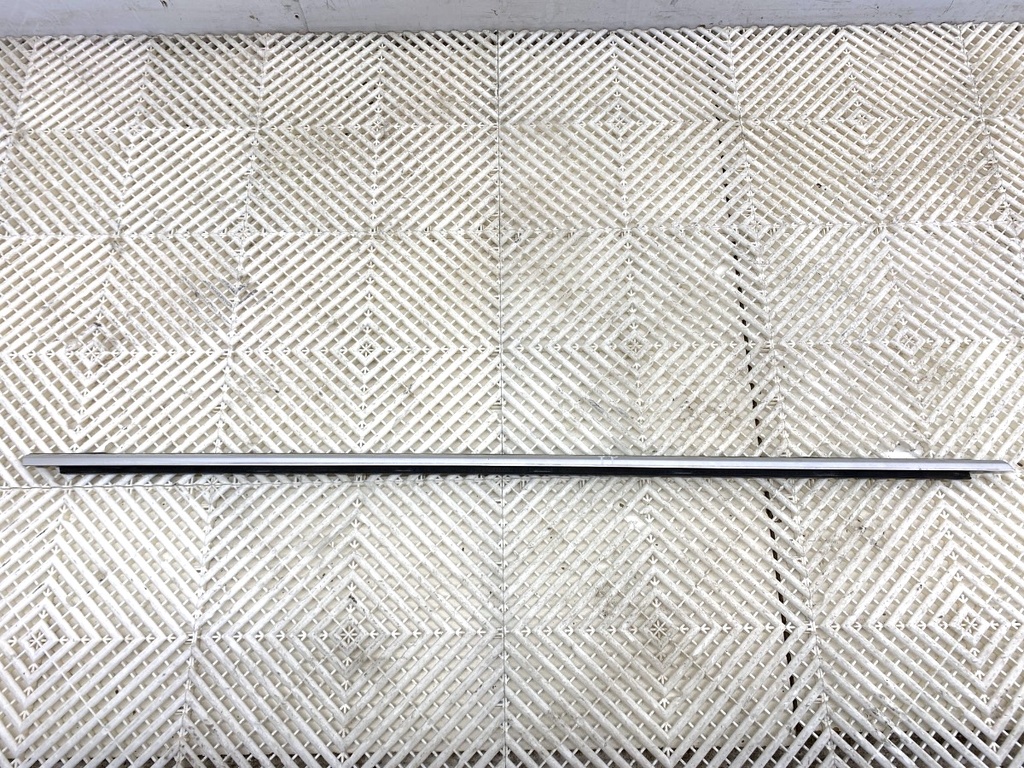[STARK-886443] Moldura de puerta delantera derecha VW Passat B8 Variant