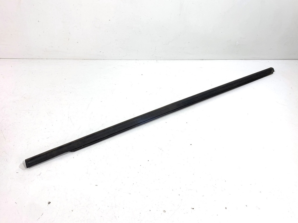 [STARK-816987] Moldura de puerta delantera izquierda Skoda Kamiq (NW4)